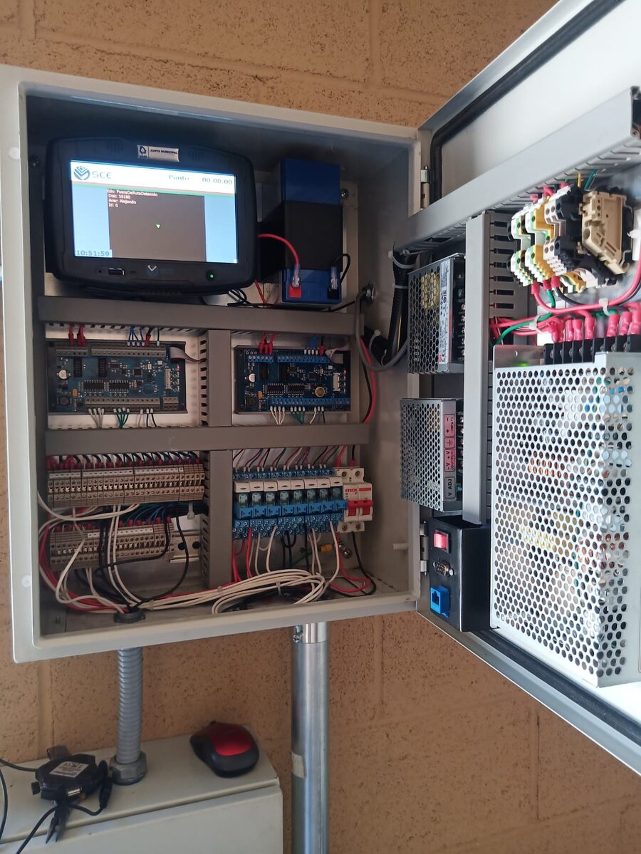 Unidad de control instalada en campo (pozo): hardware de SCE para telemetría y control remoto de equipos de bombeo.